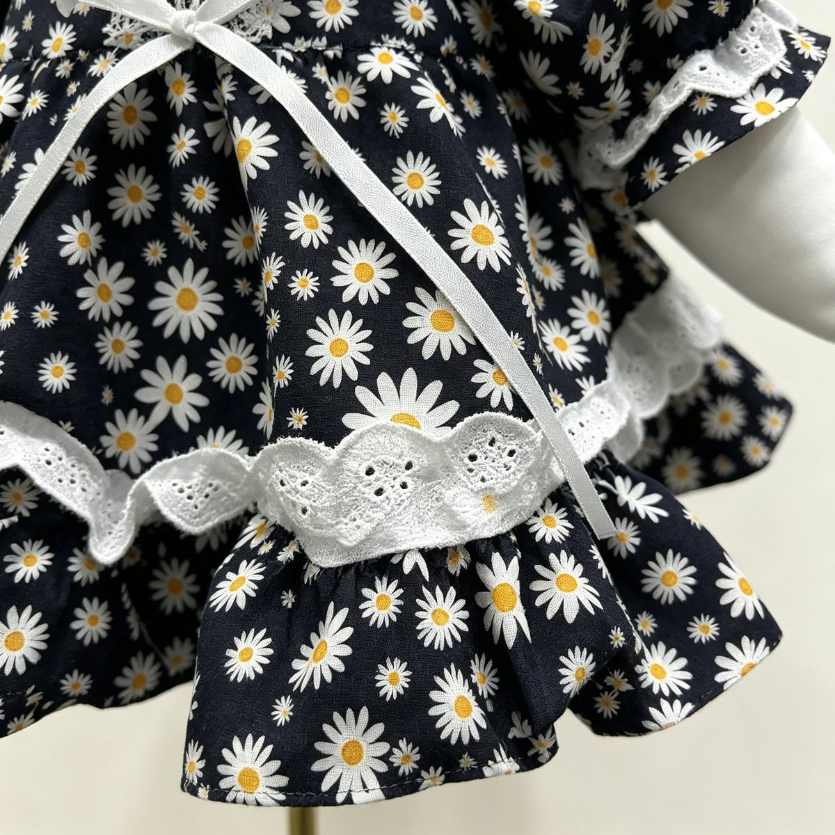 Porch Goose Outfit, Daisy Print Lace Dress with Sun Hat Set, 23 Inch Lawn Goose Clothes for Yard Patio Porch Outdoor Spring Summer Decor